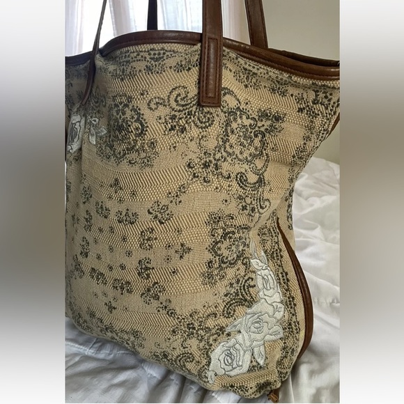 FREE PEOPLE Floral Embroidered Boho shoulder Bag|  Oversized |Beige |Vegan Trim - Picture 2 of 13